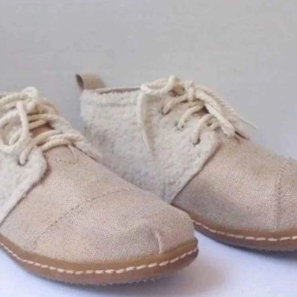 TOMS Bota Gold & Ivory Natural Plush Shearling Lace-Up Bootie. Size 10